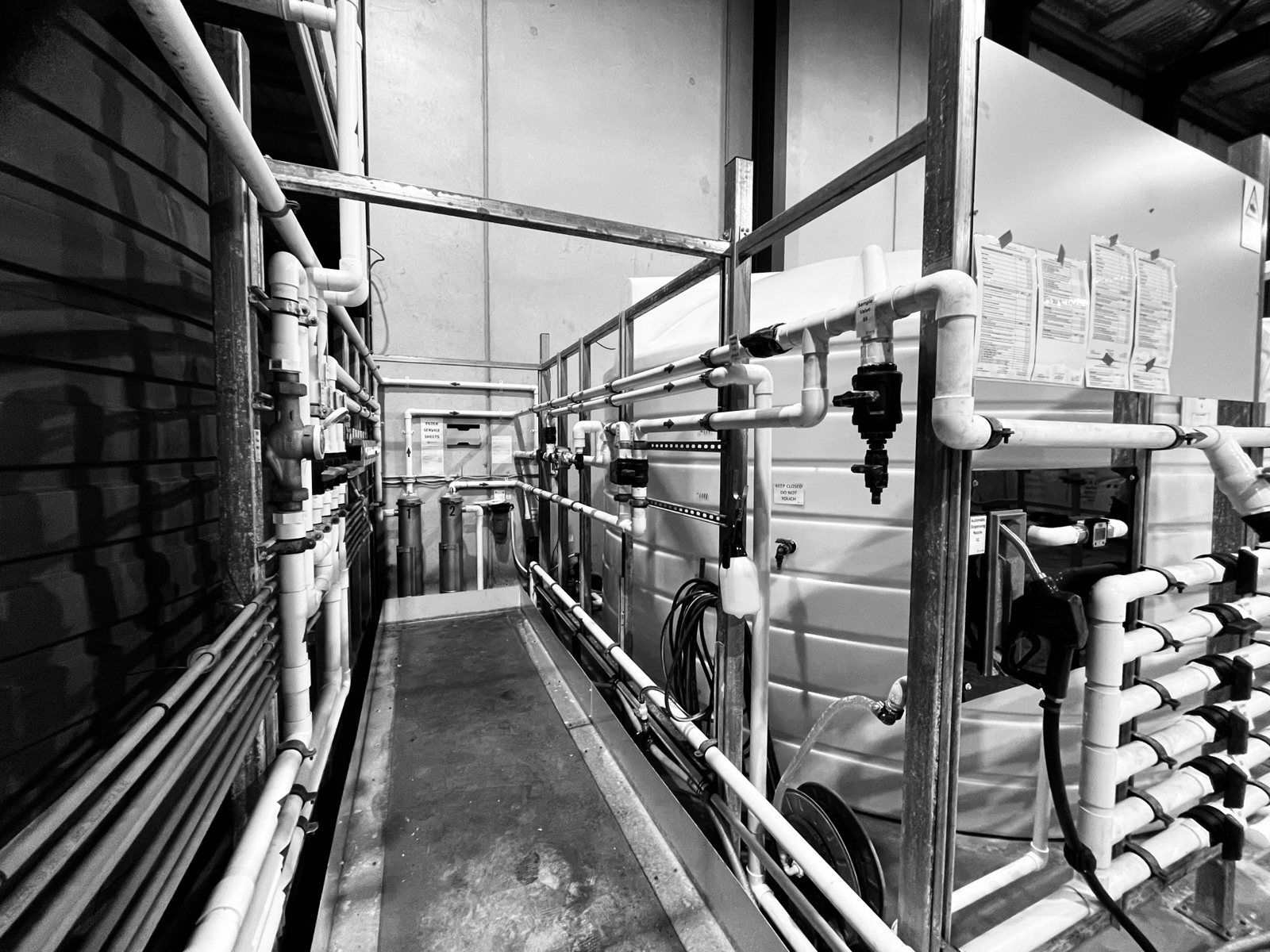 Filtration and sampling valves between AdBlue tanks