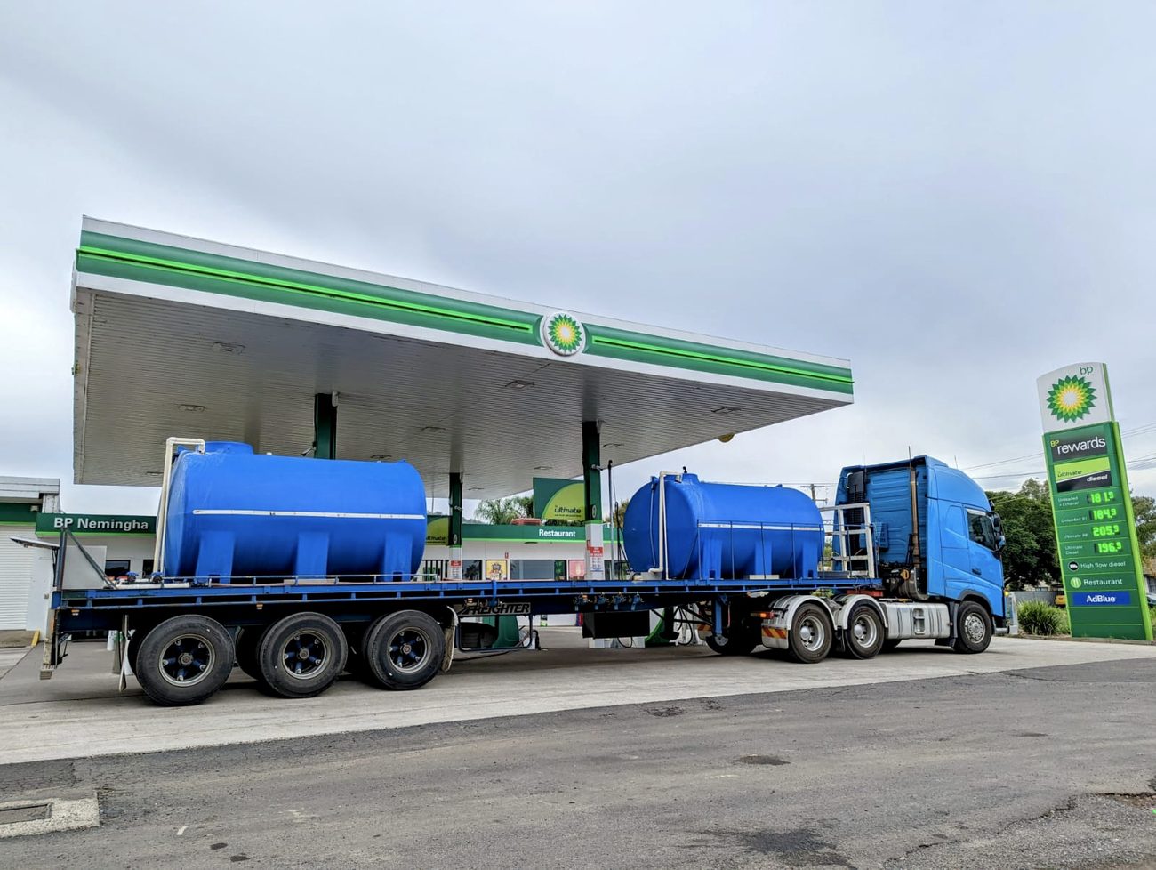 Liquidia AdBlue transport rig with on-site tanks